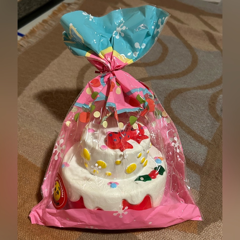 New Large Premium Cake Squishiess Toy, For fun or stress relieving! 4.5x4.5 inch